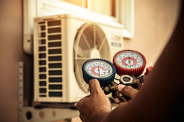 Professional Hvac technician working in Lake Forest, IL